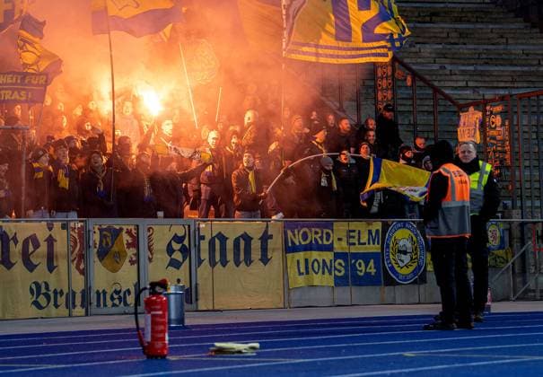 Fussball, Herren, Saison 2025 2026, 2. Bundesliga (13. Spieltag), Hertha BSC - Eintracht Braunschweig, Fans von Braunschweig zünden Pyrotechnik, 21.11. 2025,