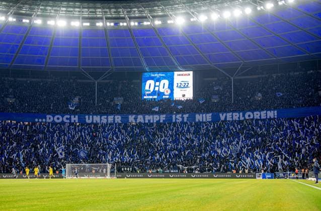 Fussball, Herren, Saison 2025 2026, 2. Bundesliga (13. Spieltag), Hertha BSC - Eintracht Braunschweig, die aktiven Fanszenen schweigen die ersten 12 Minuten aus Protest gegen mögliche Sicherheitsmaßnahmen, die auf der anstehenden Innenministerkonferenz beschlossen werden könnten: ¦doch unser Kampf ist nie verloren!, 21.11. 2025,