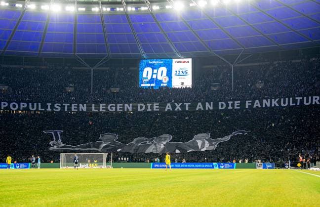 Fussball, Herren, Saison 2025 2026, 2. Bundesliga (13. Spieltag), Hertha BSC - Eintracht Braunschweig, die aktiven Fanszenen schweigen die ersten 12 Minuten aus Protest gegen mögliche Sicherheitsmaßnahmen, die auf der anstehenden Innenministerkonferenz beschlossen werden könnten: Populisten legen die Axt an die Fankultur¦soll das die Zukunft des Fußballs sein? Vereine wehrt euch für eure Fans, 21.11. 2025, *** Football, Men, Season 2025 2026, 2 Bundesliga 13 Matchday , Hertha BSC Eintracht Braunschweig, the active fan scenes are silent for the first 12 minutes in protest against possible security measures that could be decided at the upcoming conference of interior ministers Populists are taking an axe to fan culture¦should that be the future of soccer Clubs fight back for your fans, 21 11 2025, Copyright: xSebastianxRäppold MatthiasxKochx