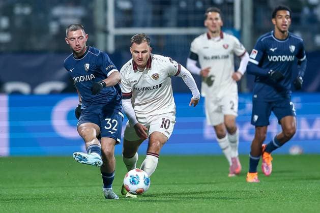 21.10.2025, Fußball, VfL Bochum - SG Dynamo Dresden, 2. Fußball Bundesliga, Vonovia Ruhrstadion, Saison 2025 2026: Maximilian Wittek (VfL Bochum 32) im Zweikampf gegen Jakob Lemmer (Dynamo Dresden 10) DFB regulations prohibit any use of photographs as image sequences and or quasi-video. Nordrhein-Westfalen Deutschland