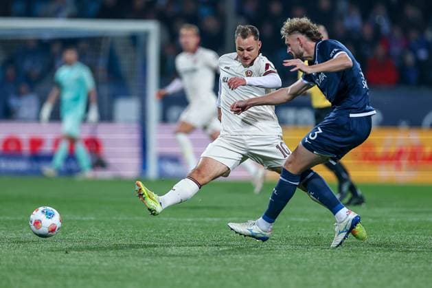 21.10.2025, Fußball, VfL Bochum - SG Dynamo Dresden, 2. Fußball Bundesliga, Vonovia Ruhrstadion, Saison 2025 2026: Jakob Lemmer (Dynamo Dresden 10) im Zweikampf gegen Philipp Strompf (VfL Bochum 03) DFB regulations prohibit any use of photographs as image sequences and or quasi-video. Nordrhein-Westfalen Deutschland