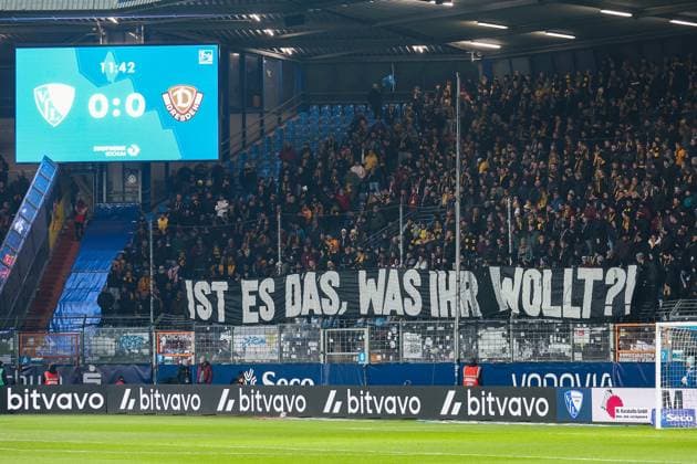 2. Bundesliga - VfL Bochum - SG Dynamo Dresden am 21.11.2025 im Vonovia Ruhrstadion in Bochum Die Dynamo Dresden Fans im Gästeblock mit einem 12 minuten Protest - ist es das was ihr wollt