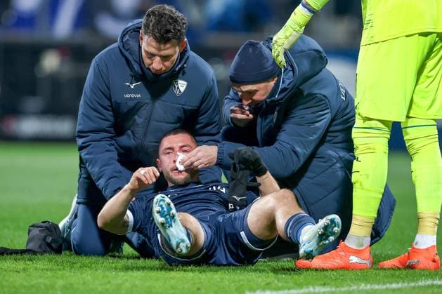 21.10.2025, Fußball, VfL Bochum - SG Dynamo Dresden, 2. Fußball Bundesliga, Vonovia Ruhrstadion, Saison 2025 2026: Maximilian Wittek (VfL Bochum 32) liegt verletzt auf dem Spielfeld mit blutender Nase Verletzt Schmerzen Verletzung Nasenbluten Gesichtsverletzung DFB regulations prohibit any use of photographs as image sequences and or quasi-video. Nordrhein-Westfalen Deutschland