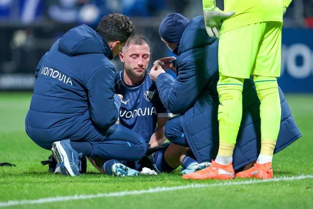 21.10.2025, Fußball, VfL Bochum - SG Dynamo Dresden, 2. Fußball Bundesliga, Vonovia Ruhrstadion, Saison 2025 2026: Maximilian Wittek (VfL Bochum 32) liegt verletzt auf dem Spielfeld mit blutender Nase Verletzt Schmerzen Verletzung Nasenbluten Gesichtsverletzung DFB regulations prohibit any use of photographs as image sequences and or quasi-video. Nordrhein-Westfalen Deutschland