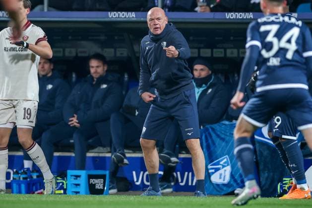 21.10.2025, Fußball, VfL Bochum - SG Dynamo Dresden, 2. Fußball Bundesliga, Vonovia Ruhrstadion, Saison 2025 2026: Cheftrainer Uwe Rösler (VfL Bochum hc) gestikulierend am Spielfeldrand DFB regulations prohibit any use of photographs as image sequences and or quasi-video. Nordrhein-Westfalen Deutschland