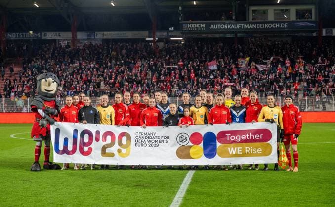 Fußball, Frauen, Saison 2025 2026, Google Pixel Frauen-Bundesliga (11. Spieltag), 1. FC Union Berlin - Hamburger SV, beide Teams vor dem Spiel, WE 29, Bewerbung des Deutschen Fußball-Bundes (DFB) für die UEFA Womens EURO 2029, Together WE Rise, 21.11. 2025, Copyright: xMatthiasxKochx