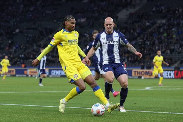 21.11.2025, xtgx, Fussball - 2.Bundesliga Hertha BSC Berlin - Eintracht Braunschweig emspor, v.l. Sidi Sane (Braunschweig, 24), Toni Leistner (Hertha, 37) (DFL DFB REGULATIONS PROHIBIT ANY USE OF PHOTOGRAPHS as IMAGE SEQUENCES and or QUASI-VIDEO) Berlin