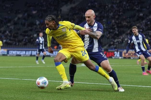 21.11.2025, xtgx, Fussball - 2.Bundesliga Hertha BSC Berlin - Eintracht Braunschweig emspor, v.l. Sidi Sane (Braunschweig, 24), Toni Leistner (Hertha, 37) (DFL DFB REGULATIONS PROHIBIT ANY USE OF PHOTOGRAPHS as IMAGE SEQUENCES and or QUASI-VIDEO) Berlin