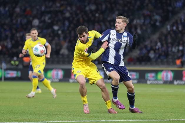 21.11.2025, xtgx, Fussball - 2.Bundesliga Hertha BSC Berlin - Eintracht Braunschweig emspor, v.l. Mehmet Aydin (Braunschweig, 8), Marten Winkler (Hertha, 22) Zweikampf, Duell, Kampf, tackle (DFL DFB REGULATIONS PROHIBIT ANY USE OF PHOTOGRAPHS as IMAGE SEQUENCES and or QUASI-VIDEO) Berlin