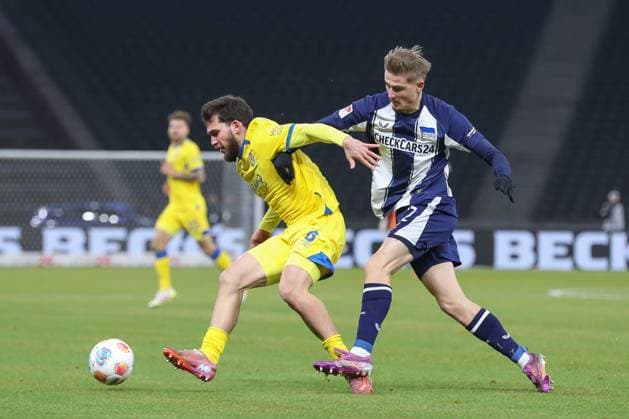 21.11.2025, xtgx, Fussball - 2.Bundesliga Hertha BSC Berlin - Eintracht Braunschweig emspor, v.l. Mehmet Aydin (Braunschweig, 8), Marten Winkler (Hertha, 22) Zweikampf, Duell, Kampf, tackle (DFL DFB REGULATIONS PROHIBIT ANY USE OF PHOTOGRAPHS as IMAGE SEQUENCES and or QUASI-VIDEO) Berlin