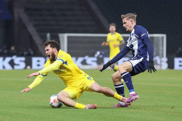 21.11.2025, xtgx, Fussball - 2.Bundesliga Hertha BSC Berlin - Eintracht Braunschweig emspor, v.l. Mehmet Aydin (Braunschweig, 8), Marten Winkler (Hertha, 22) Zweikampf, Duell, Kampf, tackle (DFL DFB REGULATIONS PROHIBIT ANY USE OF PHOTOGRAPHS as IMAGE SEQUENCES and or QUASI-VIDEO) Berlin