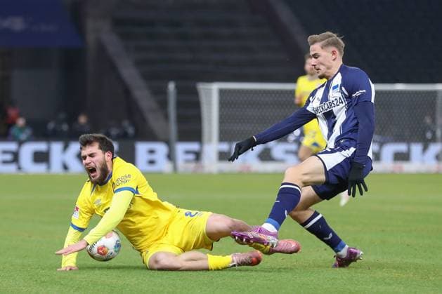 21.11.2025, xtgx, Fussball - 2.Bundesliga Hertha BSC Berlin - Eintracht Braunschweig emspor, v.l. Mehmet Aydin (Braunschweig, 8), Marten Winkler (Hertha, 22) Zweikampf, Duell, Kampf, tackle (DFL DFB REGULATIONS PROHIBIT ANY USE OF PHOTOGRAPHS as IMAGE SEQUENCES and or QUASI-VIDEO) Berlin