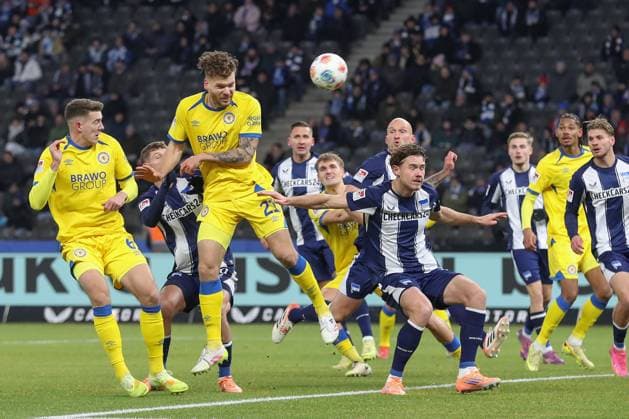 21.11.2025, xtgx, Fussball - 2.Bundesliga Hertha BSC Berlin - Eintracht Braunschweig emspor, v.l. Kevin Ehlers (Braunschweig, 21) Kopfball (DFL DFB REGULATIONS PROHIBIT ANY USE OF PHOTOGRAPHS as IMAGE SEQUENCES and or QUASI-VIDEO) Berlin