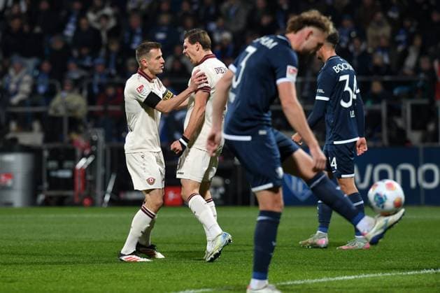 Alexander Rossipal (Dynamo Dresden) Torjubel, jubelt mit seiner Mannschaft nach dem Treffer zum 0:1 waehrend des Spiels der 2. Bundesliga zwischen VfL Bochum und Dynamo Dresden, Vonovia Ruhrstadion am 21. November 2025 in Bochum, Deutschland. (Foto von Ralf Treese DeFodi Images) +++ Alexander Rossipal (Dynamo Dresden) celebrates after scoring his team™s first goal with teammates during the 2. Bundesliga match between VfL Bochum and Dynamo Dresden at Vonovia Ruhrstadion on November 21, 2025 in Bochum, Germany. (Photo by Ralf Treese DeFodi Images) (Photo by Ralf Treese DeFodi Images)