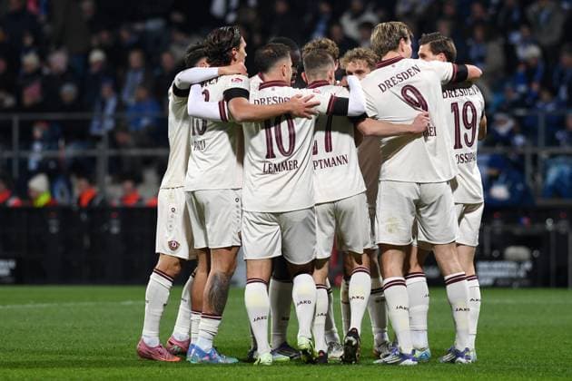Alexander Rossipal (Dynamo Dresden) Torjubel, jubelt mit seiner Mannschaft nach dem Treffer zum 0:1 waehrend des Spiels der 2. Bundesliga zwischen VfL Bochum und Dynamo Dresden, Vonovia Ruhrstadion am 21. November 2025 in Bochum, Deutschland. (Foto von Ralf Treese DeFodi Images) +++ Alexander Rossipal (Dynamo Dresden) celebrates after scoring his team™s first goal with teammates during the 2. Bundesliga match between VfL Bochum and Dynamo Dresden at Vonovia Ruhrstadion on November 21, 2025 in Bochum, Germany. (Photo by Ralf Treese DeFodi Images) (Photo by Ralf Treese DeFodi Images)