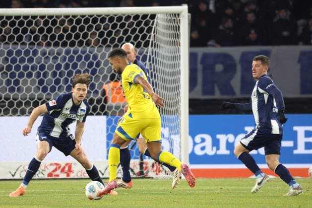 DEU, DFL, 2. FBL, Hertha BSC vs. Eintracht Braunschweig, 21.11.2025, Berliner Olympiastadion, Berlin, DEU, DFL, 2. FBL, Hertha BSC vs. Eintracht Braunschweig, im Bild Linus Gechter (Hertha BSC Berlin 44), Toni Leistner (Hertha BSC Berlin 37), Leon Bell Bell (Eintracht Braunschweig 19) DFL - regulations prohibit any use of Photographs as image sequences and or quasi-video