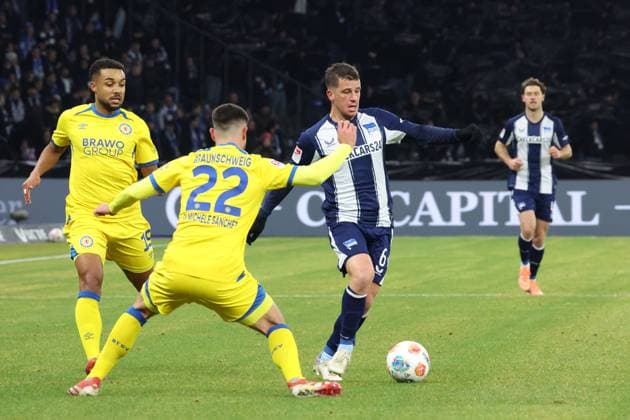 DEU, DFL, 2. FBL, Hertha BSC vs. Eintracht Braunschweig, 21.11.2025, Berliner Olympiastadion, Berlin, DEU, DFL, 2. FBL, Hertha BSC vs. Eintracht Braunschweig, im Bild Diego Demme (Hertha BSC Berlin 6), , Fabio di Michele Sanchez (Eintracht Braunschweig 22) DFL - regulations prohibit any use of Photographs as image sequences and or quasi-video