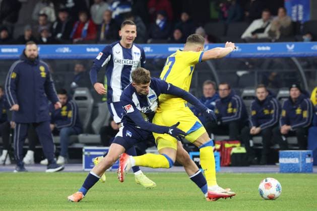 DEU, DFL, 2. FBL, Hertha BSC vs. Eintracht Braunschweig, 21.11.2025, Berliner Olympiastadion, Berlin, DEU, DFL, 2. FBL, Hertha BSC vs. Eintracht Braunschweig, im Bild Michael Cuisance (Hertha BSC Berlin 10), Paul Seguin (Hertha BSC Berlin 30), Sven Koehler (Eintracht Braunschweig 27) DFL - regulations prohibit any use of Photographs as image sequences and or quasi-video