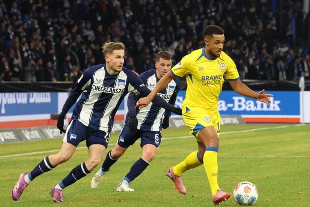 DEU, DFL, 2. FBL, Hertha BSC vs. Eintracht Braunschweig, 21.11.2025, Berliner Olympiastadion, Berlin, DEU, DFL, 2. FBL, Hertha BSC vs. Eintracht Braunschweig, im Bild Marten Winkler (Hertha BSC Berlin 22), Diego Demme (Hertha BSC Berlin 6), Leon Bell Bell (Eintracht Braunschweig 19) DFL - regulations prohibit any use of Photographs as image sequences and or quasi-video
