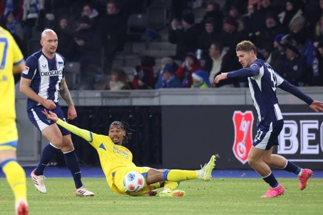 DEU, DFL, 2. FBL, Hertha BSC vs. Eintracht Braunschweig, 21.11.2025, Berliner Olympiastadion, Berlin, DEU, DFL, 2. FBL, Hertha BSC vs. Eintracht Braunschweig, im Bild Toni Leistner (Hertha BSC Berlin 37), Marton Dardai (Hertha BSC Berlin 31), Jon Dabur Thorsteinsson (Hertha BSC Berlin 24) DFL - regulations prohibit any use of Photographs as image sequences and or quasi-video