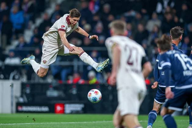 21.10.2025, Fußball, VfL Bochum - SG Dynamo Dresden, 2. Fußball Bundesliga, Vonovia Ruhrstadion, Saison 2025 2026: Torschuss zum Tor zum 1:0 durch Torschütze Alexander Rossipal (Dynamo Dresden 19) DFB regulations prohibit any use of photographs as image sequences and or quasi-video. Nordrhein-Westfalen Deutschland *** 21 10 2025, Football, VfL Bochum SG Dynamo Dresden, 2 Fußball Bundesliga, Vonovia Ruhrstadion, Saison 2025 2026 Goal shot to score 1 0 by scorer Alexander Rossipal Dynamo Dresden 19 DFB regulations prohibit any use of photographs as image sequences and or quasi video Nordrhein Westfalen Germany
