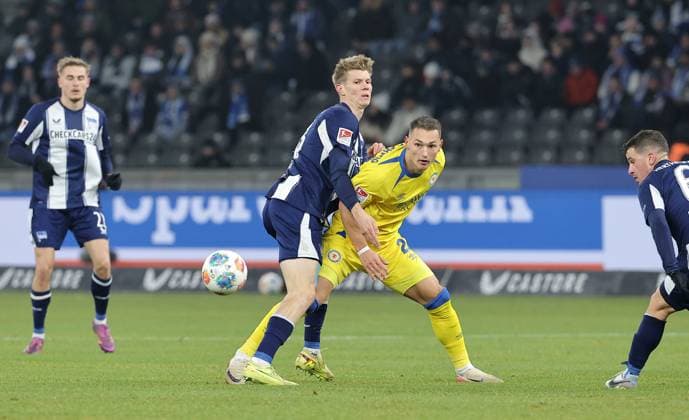 Luca Schuler, Sven Köhler Zweikampf Spielszene Aktion Fußball Fussball DFL 2.Bundesliga Herren 13. Spieltag Saison 2025 2026 21.11.2025 Hertha BSC Berlin vs. Eintracht Braunschweig BTSV DFL regulations prohibit any use of photographs as image sequences and or quasi-video