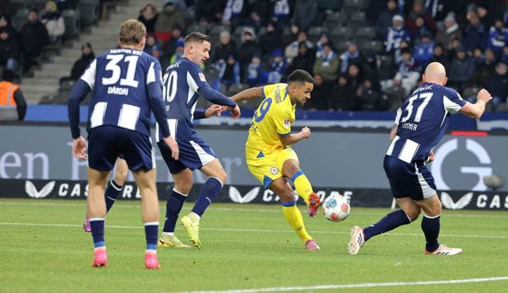 Marton Dardai, Paul Seguin, Leon Bell Bell schiesst, Toni Leistner Zweikampf Spielszene Aktion Fußball Fussball DFL 2.Bundesliga Herren 13. Spieltag Saison 2025 2026 21.11.2025 Hertha BSC Berlin vs. Eintracht Braunschweig BTSV DFL regulations prohibit any use of photographs as image sequences and or quasi-video