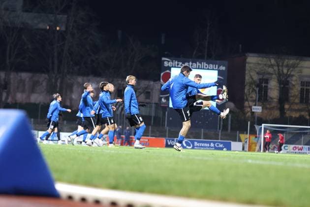 21.11.2025, xrekx, Fussball Regionalliga Suedwest, Eintracht Trier - TSV Steinbach Haiger v.l. Tier Mannschaft Warmup warm up Aufwaermen aufwaermen vor dem Spiel (DFL DFB REGULATIONS PROHIBIT ANY USE OF PHOTOGRAPHS as IMAGE SEQUENCES and or QUASI-VIDEO) Trier