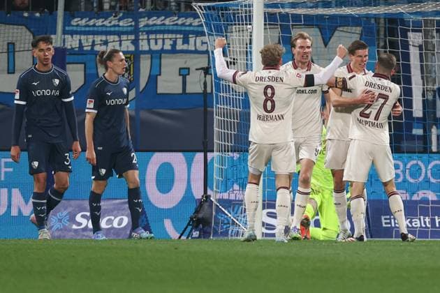 2. Bundesliga - VfL Bochum - SG Dynamo Dresden am 21.11.2025 im Vonovia Ruhrstadion in Bochum Jubel, Torjubel, Torschuetze, Torschütze Alexander Rossipal (Dresden 19) jubelt nach seinem Tor zum 0 zu 1 mit der Mannschaft , hier mit Luca Herrmann (Dresden 8) und Niklas Hauptmann (Dresden 27) - Noah Loosli (Bochum 20) und Cajetan Lenz (Bochum 34) sind unzufrieden, enttäuscht, enttaeuscht, niedergeschlagen.