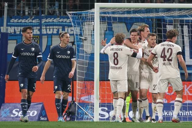 2. Bundesliga - VfL Bochum - SG Dynamo Dresden am 21.11.2025 im Vonovia Ruhrstadion in Bochum Jubel, Torjubel, Torschuetze, Torschütze Alexander Rossipal (Dresden 19) jubelt nach seinem Tor zum 0 zu 1 mit der Mannschaft , hier mit Luca Herrmann (Dresden 8) und Niklas Hauptmann (Dresden 27) - Noah Loosli (Bochum 20) und Cajetan Lenz (Bochum 34) sind unzufrieden, enttäuscht, enttaeuscht, niedergeschlagen.