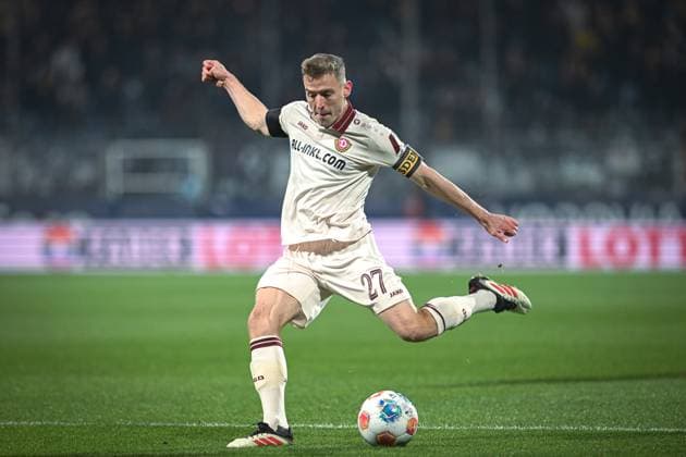 Deutschland, Fußball, 2. Bundesliga, 13. Spieltag, 2025 2026, VfL Bochum vs Dynamo Dresden, 21.11.2025, Vonovia Ruhrstadion, Bochum, Deutschland, Niklas Hauptmann (Dynamo Dresden, 27) beim Torschuss