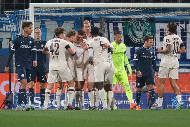 2. Bundesliga - VfL Bochum - SG Dynamo Dresden am 21.11.2025 im Vonovia Ruhrstadion in Bochum Jubel, Torjubel, Torschuetze, Torschütze Alexander Rossipal (Dresden 19) jubelt nach seinem Tor zum 0 zu 1 mit der Mannschaft , hier mit Luca Herrmann (Dresden 8) und Niklas Hauptmann (Dresden 27) - Noah Loosli (Bochum 20) und Cajetan Lenz (Bochum 34) sind unzufrieden, enttäuscht, enttaeuscht, niedergeschlagen.