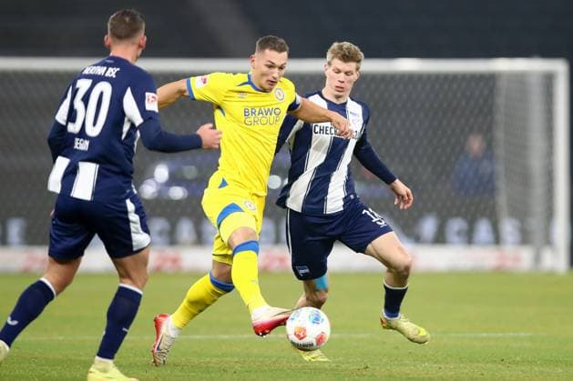 21.11.2025, xtgx, Fussball - 2.Bundesliga Hertha BSC Berlin - Eintracht Braunschweig emspor, v.l. Sven Koehler (Köhler, Braunschweig, 27), Luca Schuler (Hertha, 18) Zweikampf, Duell, Kampf, tackle (DFL DFB REGULATIONS PROHIBIT ANY USE OF PHOTOGRAPHS as IMAGE SEQUENCES and or QUASI-VIDEO) Berlin