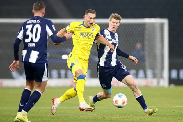 21.11.2025, xtgx, Fussball - 2.Bundesliga Hertha BSC Berlin - Eintracht Braunschweig emspor, v.l. Sven Koehler (Köhler, Braunschweig, 27), Luca Schuler (Hertha, 18) Zweikampf, Duell, Kampf, tackle (DFL DFB REGULATIONS PROHIBIT ANY USE OF PHOTOGRAPHS as IMAGE SEQUENCES and or QUASI-VIDEO) Berlin