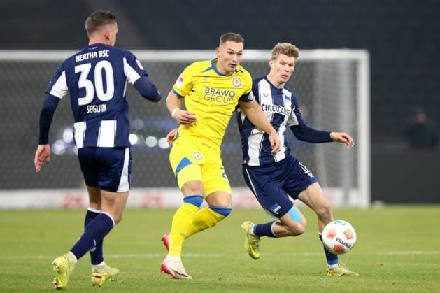 21.11.2025, xtgx, Fussball - 2.Bundesliga Hertha BSC Berlin - Eintracht Braunschweig emspor, v.l. Sven Koehler (Köhler, Braunschweig, 27), Luca Schuler (Hertha, 18) Zweikampf, Duell, Kampf, tackle (DFL DFB REGULATIONS PROHIBIT ANY USE OF PHOTOGRAPHS as IMAGE SEQUENCES and or QUASI-VIDEO) Berlin