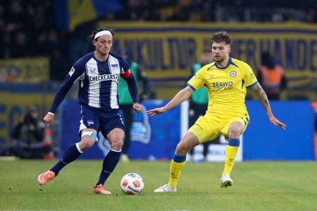 21.11.2025, xtgx, Fussball - 2.Bundesliga Hertha BSC Berlin - Eintracht Braunschweig emspor, v.l. Fabian Reese (Hertha, 11), Kevin Ehlers (Braunschweig, 21) Zweikampf, Duell, Kampf, tackle (DFL DFB REGULATIONS PROHIBIT ANY USE OF PHOTOGRAPHS as IMAGE SEQUENCES and or QUASI-VIDEO) Berlin
