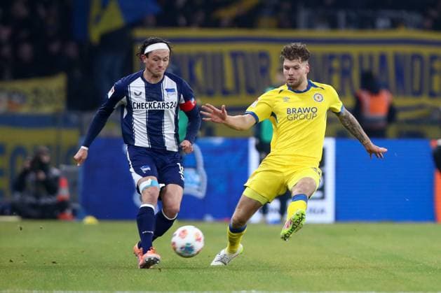 21.11.2025, xtgx, Fussball - 2.Bundesliga Hertha BSC Berlin - Eintracht Braunschweig emspor, v.l. Fabian Reese (Hertha, 11), Kevin Ehlers (Braunschweig, 21) Zweikampf, Duell, Kampf, tackle (DFL DFB REGULATIONS PROHIBIT ANY USE OF PHOTOGRAPHS as IMAGE SEQUENCES and or QUASI-VIDEO) Berlin