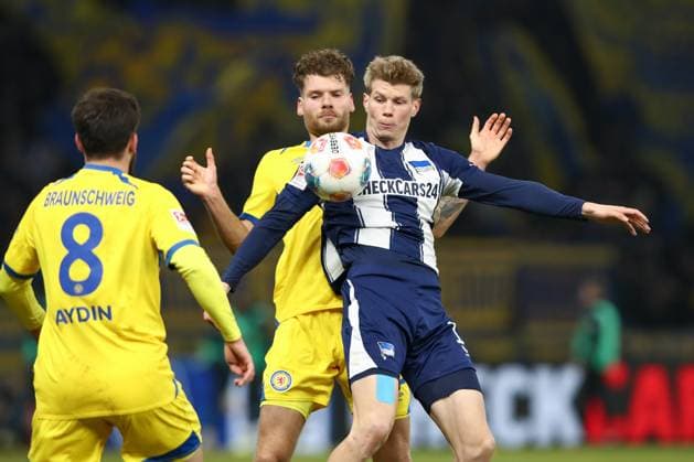 21.11.2025, xtgx, Fussball - 2.Bundesliga Hertha BSC Berlin - Eintracht Braunschweig emspor, v.l. Kevin Ehlers (Braunschweig, 21), Luca Schuler (Hertha, 18) Zweikampf, Duell, Kampf, tackle (DFL DFB REGULATIONS PROHIBIT ANY USE OF PHOTOGRAPHS as IMAGE SEQUENCES and or QUASI-VIDEO) Berlin