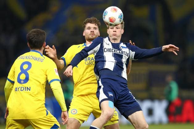 21.11.2025, xtgx, Fussball - 2.Bundesliga Hertha BSC Berlin - Eintracht Braunschweig emspor, v.l. Kevin Ehlers (Braunschweig, 21), Luca Schuler (Hertha, 18) Zweikampf, Duell, Kampf, tackle (DFL DFB REGULATIONS PROHIBIT ANY USE OF PHOTOGRAPHS as IMAGE SEQUENCES and or QUASI-VIDEO) Berlin