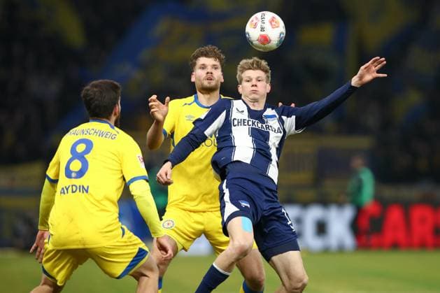 21.11.2025, xtgx, Fussball - 2.Bundesliga Hertha BSC Berlin - Eintracht Braunschweig emspor, v.l. Kevin Ehlers (Braunschweig, 21), Luca Schuler (Hertha, 18) Zweikampf, Duell, Kampf, tackle (DFL DFB REGULATIONS PROHIBIT ANY USE OF PHOTOGRAPHS as IMAGE SEQUENCES and or QUASI-VIDEO) Berlin