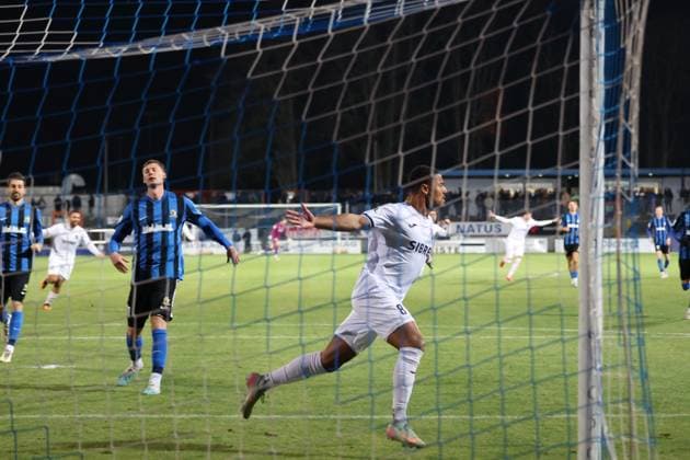 21.11.2025, xrekx, Fussball Regionalliga Suedwest, Eintracht Trier - TSV Steinbach Haiger v.l. Torjubel nach dem Tor zum celebrating the goal celebrate 0:1 durch Michael Guthörl Guthoerl(TSV Steinbach Haiger) (DFL DFB REGULATIONS PROHIBIT ANY USE OF PHOTOGRAPHS as IMAGE SEQUENCES and or QUASI-VIDEO) Trier