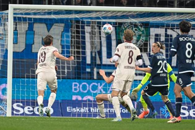 Alexander Rossipal (Dresden 19) erzielt das Tor zum 0:1 21.11.2025 Fussball VfL Bochum vs SG Dynamo Dresden, Vonovia Ruhrstadion, Bochum, DFB DFL REGULATIONS PROHIBIT ANY USE OF PHOTOGRAPHS AS IMAGE SEQUENCES AND OR QUASI-VIDEO