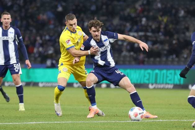 21.11.2025, xtgx, Fussball - 2.Bundesliga Hertha BSC Berlin - Eintracht Braunschweig emspor, v.l. Kevin Ehlers (Braunschweig, 21), Linus Gechter (Hertha, 44) Zweikampf, Duell, Kampf, tackle (DFL DFB REGULATIONS PROHIBIT ANY USE OF PHOTOGRAPHS as IMAGE SEQUENCES and or QUASI-VIDEO) Berlin