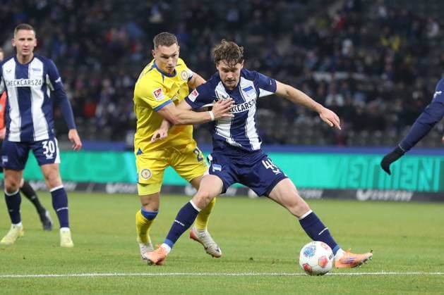 21.11.2025, xtgx, Fussball - 2.Bundesliga Hertha BSC Berlin - Eintracht Braunschweig emspor, v.l. Kevin Ehlers (Braunschweig, 21), Linus Gechter (Hertha, 44) Zweikampf, Duell, Kampf, tackle (DFL DFB REGULATIONS PROHIBIT ANY USE OF PHOTOGRAPHS as IMAGE SEQUENCES and or QUASI-VIDEO) Berlin