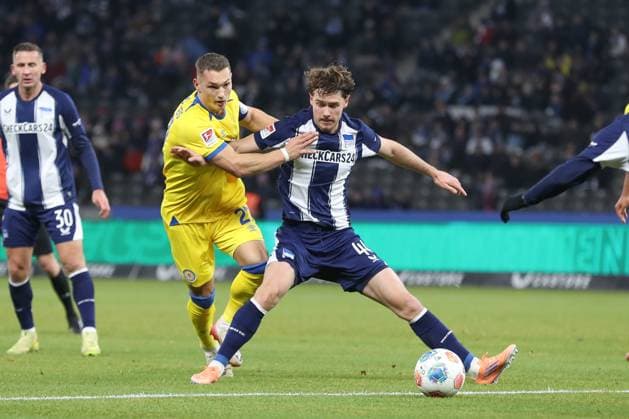 21.11.2025, xtgx, Fussball - 2.Bundesliga Hertha BSC Berlin - Eintracht Braunschweig emspor, v.l. Kevin Ehlers (Braunschweig, 21), Linus Gechter (Hertha, 44) Zweikampf, Duell, Kampf, tackle (DFL DFB REGULATIONS PROHIBIT ANY USE OF PHOTOGRAPHS as IMAGE SEQUENCES and or QUASI-VIDEO) Berlin