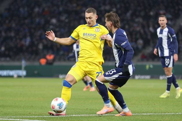 21.11.2025, xtgx, Fussball - 2.Bundesliga Hertha BSC Berlin - Eintracht Braunschweig emspor, v.l. Sven Koehler (Köhler, Braunschweig, 27), Michal Karbownik (Hertha, 33) Zweikampf, Duell, Kampf, tackle (DFL DFB REGULATIONS PROHIBIT ANY USE OF PHOTOGRAPHS as IMAGE SEQUENCES and or QUASI-VIDEO) Berlin