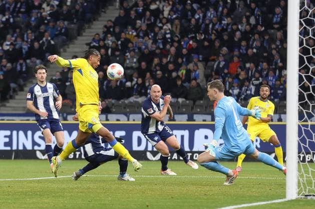 21.11.2025, xtgx, Fussball - 2.Bundesliga Hertha BSC Berlin - Eintracht Braunschweig emspor, v.l. Sidi Sane (Braunschweig, 24) Torschuss, schiesst den Ball aufs Tor, Schuss (DFL DFB REGULATIONS PROHIBIT ANY USE OF PHOTOGRAPHS as IMAGE SEQUENCES and or QUASI-VIDEO) Berlin