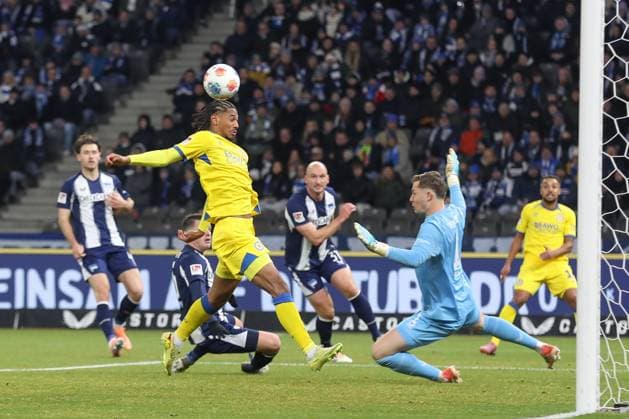 21.11.2025, xtgx, Fussball - 2.Bundesliga Hertha BSC Berlin - Eintracht Braunschweig emspor, v.l. Sidi Sane (Braunschweig, 24) Torschuss, schiesst den Ball aufs Tor, Schuss (DFL DFB REGULATIONS PROHIBIT ANY USE OF PHOTOGRAPHS as IMAGE SEQUENCES and or QUASI-VIDEO) Berlin