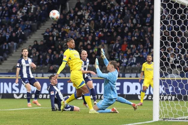 21.11.2025, xtgx, Fussball - 2.Bundesliga Hertha BSC Berlin - Eintracht Braunschweig emspor, v.l. Sidi Sane (Braunschweig, 24) Torschuss, schiesst den Ball aufs Tor, Schuss (DFL DFB REGULATIONS PROHIBIT ANY USE OF PHOTOGRAPHS as IMAGE SEQUENCES and or QUASI-VIDEO) Berlin