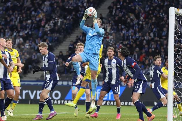 21.11.2025, xtgx, Fussball - 2.Bundesliga Hertha BSC Berlin - Eintracht Braunschweig emspor, v.l. Tjark Ernst (Hertha, 1) Parade, haelt den Ball, faengt den Ball, pariert (DFL DFB REGULATIONS PROHIBIT ANY USE OF PHOTOGRAPHS as IMAGE SEQUENCES and or QUASI-VIDEO) Berlin